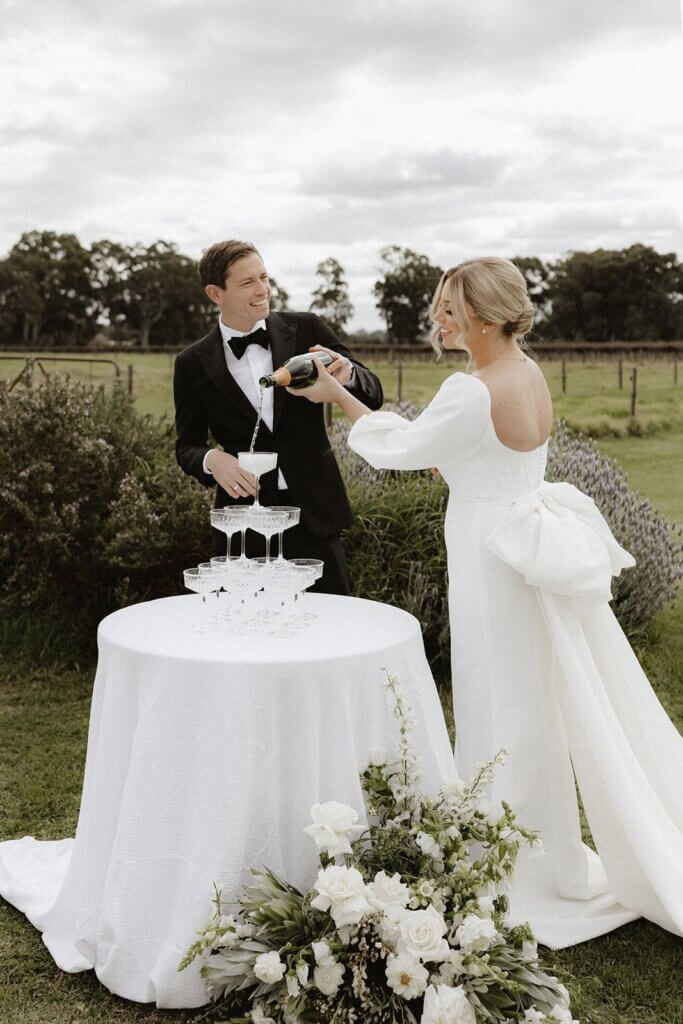 couple de mariés avec fontaine de champagne